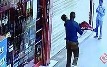 لحظه ربوده شدن پسر خردسال در مقابل سوپرمارکت+فیلم