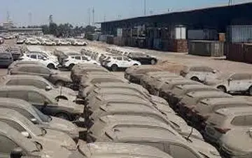 نصف خودروهای وارداتی در گمرک خاک می‌خورند