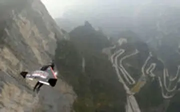  پرواز با سرعت ۳۸۵ کیلومتر، فقط با یک لباس بالدار!