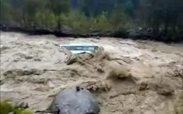 غرق شدن یک اتوبوس در سیلاب + فیلم