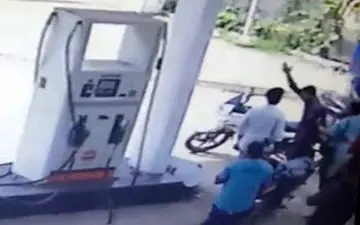 آتش زدن راننده موتور حین دعوا در پمپ بنزین + فیلم