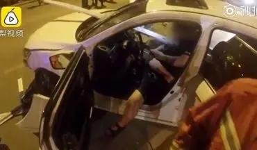 اعتیاد شدید راننده به تلفن همراهش حادثه آفرید! +فیلم