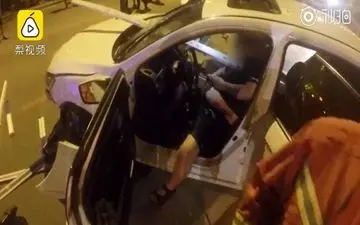 اعتیاد شدید راننده به تلفن همراهش حادثه آفرید! +فیلم