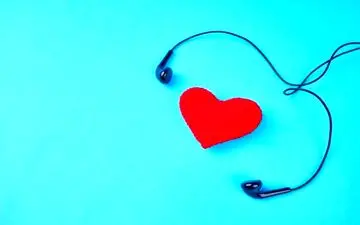 خطرات و عوارض استفاده طولانی مدت از هندزفری|به این دلایل زیاد از هندزفری استفاده نکنید
