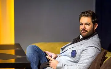 استوری متفاوت محمدرضا گلزار / تبلیغ آیفونه یا چشماش مشکل داره