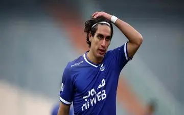 اقدام جالب و خیرخواهانه مدافع استقلال در لحظه تحویل سال نو+تصاویر 