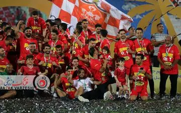 گزارش تصویری از جشن قهرمانی پرسپولیس و اهدا جام در ورزشگاه آزادی تهران 