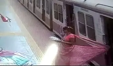 لحظه گیرکردن لباس زن هندی به درب قطار و کشیده شدنش روی زمین +فیلم 