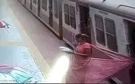 لحظه گیرکردن لباس زن هندی به درب قطار و کشیده شدنش روی زمین +فیلم 
