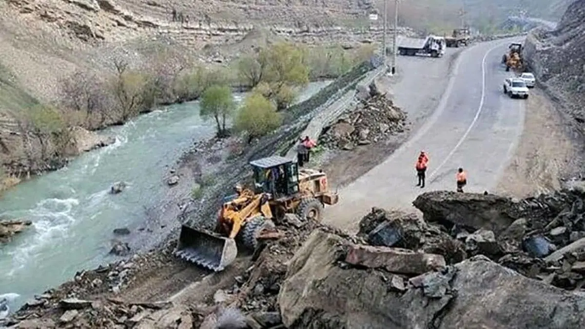 ریزش کوه جاده هراز را بست + عکس 