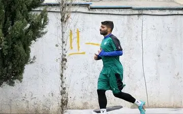 مدافع استقلال همچنان دور از میادین 