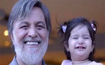 تصویری دیدنی از آقای بازیگر و نوه اش!