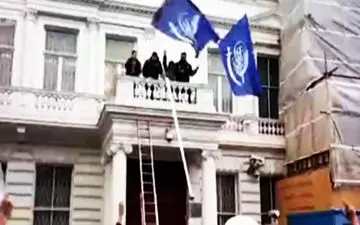 حمله اتوبوسی شیعیان انگلیسی به سفارت ایران در لندن + فیلم