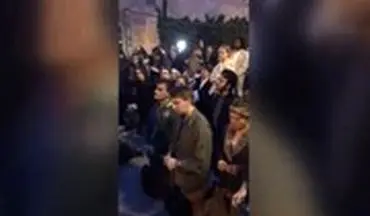 دعای مسیحیان پاریس برای کلیسایی که در آتش می‌سوزد