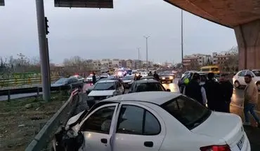 تصادف زنجیره‌ای در آزادراه قزوین ـ کرج / تصادف ۵۰ خودرو ۴ مصدوم به‌جا گذاشت‌ 