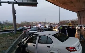 تصادف زنجیره‌ای در آزادراه قزوین ـ کرج / تصادف ۵۰ خودرو ۴ مصدوم به‌جا گذاشت‌ 
