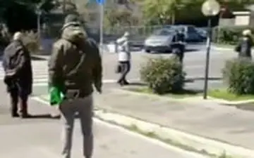 صف ایستادن ایتالیایی برای کاهش خطر ابتلا به کرونا!