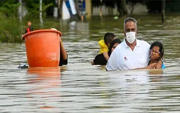 سیل در مالزی با حداقل ۱۴ کشته و ۶۰ هزار آواره+عکس