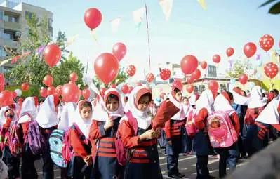 شور و اشتیاق فرشتگان مهرآفرین دبستان مهر آذین در اولین روز مهر 
