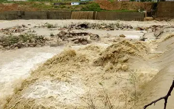 طغیان شدید رودخانه فصلی دشت عباس در ایلام + فیلم
