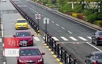 اقدام پسندیده یک راننده هنگام مواجهه با زن سالمند + فیلم