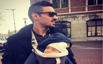 پیاده روی رضا قوچان نژاد به همراه فرزندش (عکس)