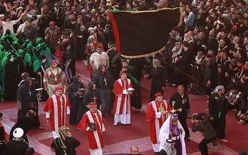 اظهار ارادت و بوسیدن خاک آستان امام حسین(ع) توسط روحانیون مسیحی+فیلم