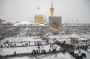 برف سنگین مشهد را سفیدپوش کرد؛ حرم رضوی در منظره‌ای دیدنی + ویدئو