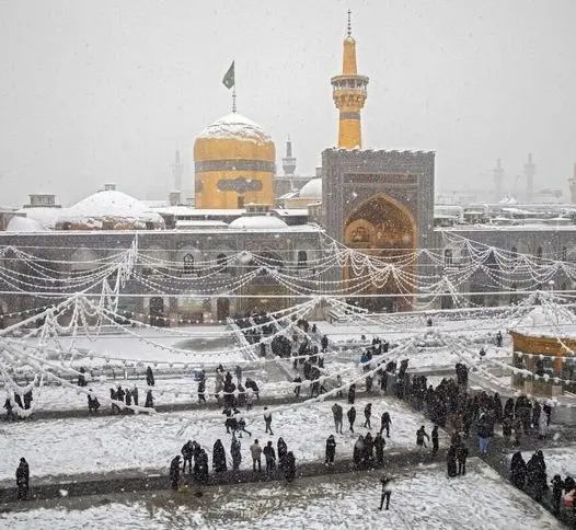 برف سنگین مشهد را سفیدپوش کرد؛ حرم رضوی در منظره‌ای دیدنی + ویدئو
