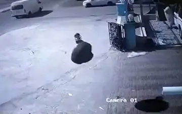 حادثه عجیب برخورد لاستیک به یک عابر پس از چپ کردن خودرو + فیلم