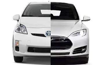 رقابت بین دو خودروی تویوتا و تسلا + فیلم