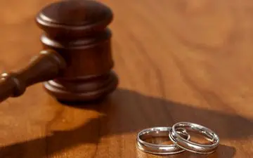 دیگر از این زندگی کثیف و گناه آلود خسته شده ام/شوهرم با دوست دخترهایش مهمانی شیطانی می گیرد