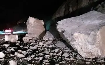 اتوبان قزوین - رشت زیر آوار سنگ و خاک / ریزش کوه مسیر را مسدود کرد