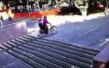 برخورد شدید خودروی سواری با دوچرخه سواران + فیلم