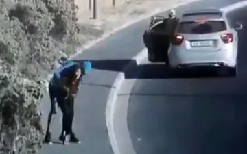 لحظه غافلگیر شدن دختر جوان توسط سارقان در خیابان! +فیلم 