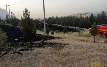 
 اطفاءحریق زمین‌های خالی اطراف بیمارستان امام رضا(ع) کرمانشاه