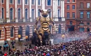 قدرت نمایی بزرگترین ربات‌های جهان در مقابل هزاران شهروند فرانسوی + فیلم 