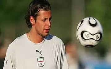 بازیکن سابق تیم ملی فوتبال در استخر منزلش