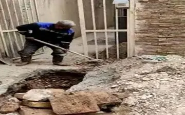 رفع انسداد شبکه جمع‌آوری فاضلاب خیابان شریعتی شهر کرمانشاه 