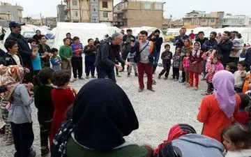  فیتیله‌ای‌ها خنده را به لبهای کودکان زلزله زده برگرداندند