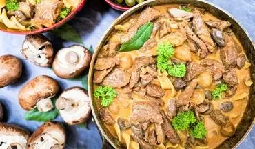 طرز تهیه چیکن استراگانف رستورانی با سس خامه‌ای مخصوص