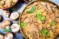 طرز تهیه چیکن استراگانف رستورانی با سس خامه‌ای مخصوص