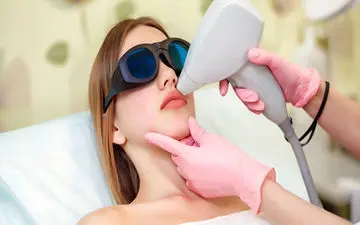 چرا موهای زائد بدن پس از چندین جلسه لیزر همچنان باقی می‌مانند؟