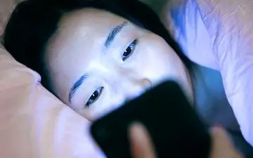 نور آبی تلفن همراه می‌تواند روند پیری چشم را تسریع کند