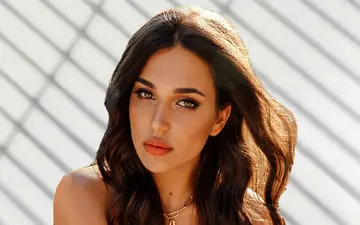 رنگ موی مناسب برای پوست گندمی| راهنمای کامل انتخاب رنگ مو برای زیبایی بیشتر پوست گندمی
