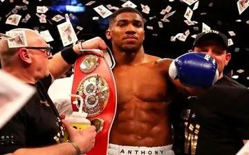 دستکش‌هایی که بوکسور انگلیسی برای کمک به مردم زلزله‌زده کرمانشاه امضا کرد