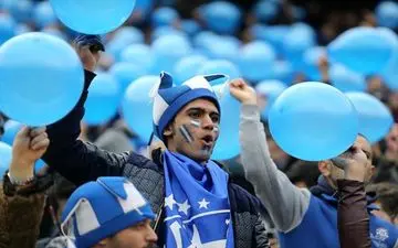 عکس/ کری خوانی هوادار عرب استقلال برای پرسپولیسی‌ها