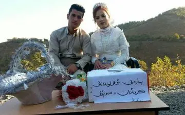 دختر و پسر کرد با لباس عروسی به کمک زلزله زدگان رفتند+ عکس