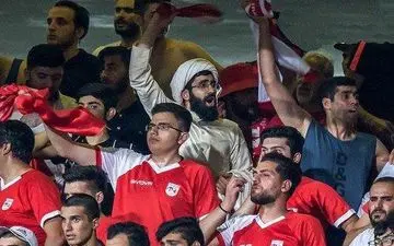 شور و هیجان یک روحانی هوادار تراکتورسازی در استادیوم! + عکس