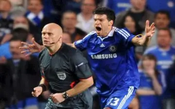 از یک داور نسبتا محترم تبدیل به بزرگترین احمق دنیای فوتبال شدم!